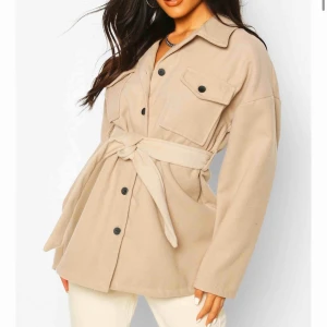  - SUPER fin, helt oanvänd jacka (prislapp kvar) som säljs pågrund av den inte passar:/