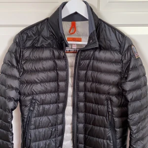 Vår/höst jacka - Använd några få gånger, mycket fint skick nästan ny! Köpt för 3700. Passar de flesta storlekar och är mycket skön. (Har även en vinterjacka ifall någon skulle va intresserad) Pris kan diskuteras 