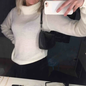  - Liten svart väska från åhlens, går inte att köpa den längre❣️ 100kr+frakt