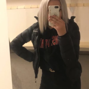 Peak jacka  - Säljer min älskade peak jacka nu. Har använts mycket säljer för den blivit lite liten och vill köpa en ny ❤️