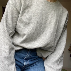 Grå långärmad med boot cut armar! - Grå långärmad med boot CUT armar i strlk M, från bik bok. Köpt här på plick, second hand skick. Lite nopprig men annars väldigt mysig. Den har en liten fläck som går bort i tvätten. Perfekt som myströja!