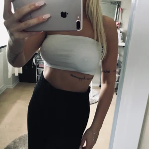 Topp - En vit gullig topp, använt några gånger men braskick! Storlek 34