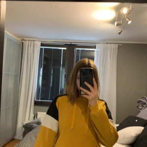 Hoodie - Gul hoodie som ej kommer till användning, ej inkl frakt💕