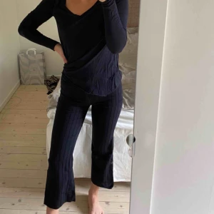  - Fina kostymbyxor från Filippa K. Får egentligen ingen rättvisa i dessa bilder då jag inte matchat så snyggt men dem är både sköna och stilsäkra. Blå och svarta ränder. 