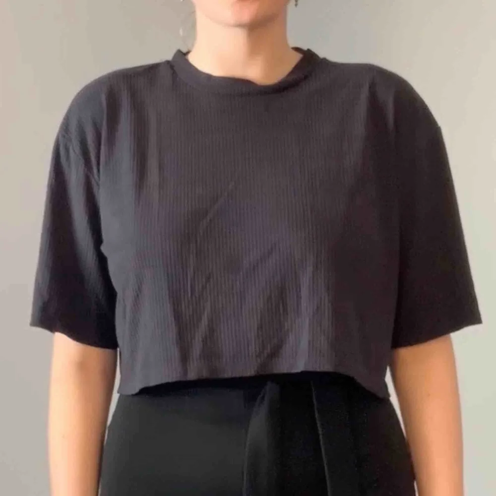 Ribbad, mörkgrå tröja från monki i storlek L. 100kr inklusive frakt . T-shirts.