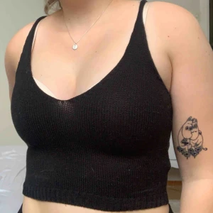  - Fint svart linne från Gina tricot. Frakt tillkommer 40kr! 