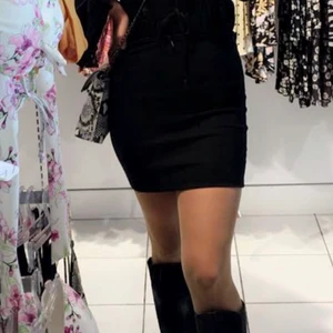 Tubkjol - Svart tight kjol, den är inte glittrig som på bilden utan helt svart. Frakt ingår ej 