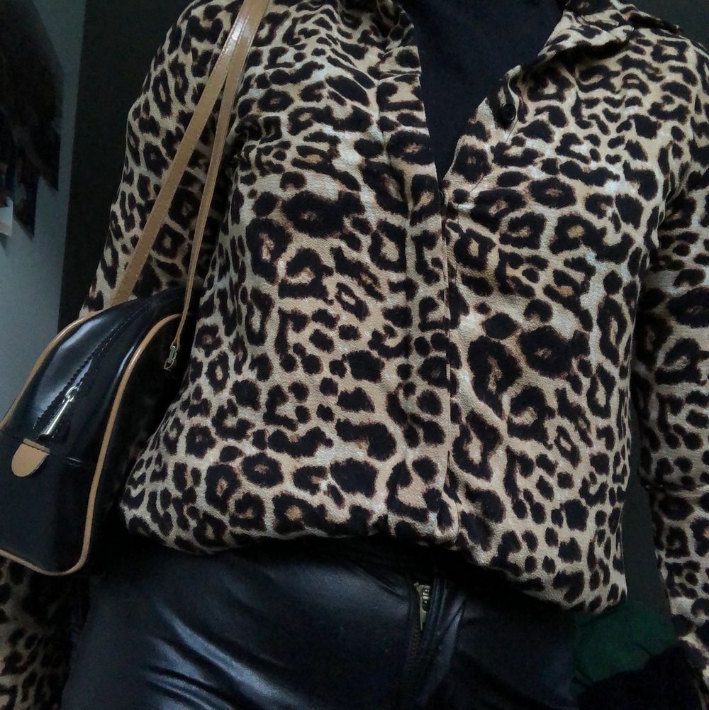 En leopardmönstrad skjorta i storlek S, perfekt för en fulländad look. Om du bor i göteborgstrakten möts jag gärna upp, annars står köparen för frakt:)). Blusar.