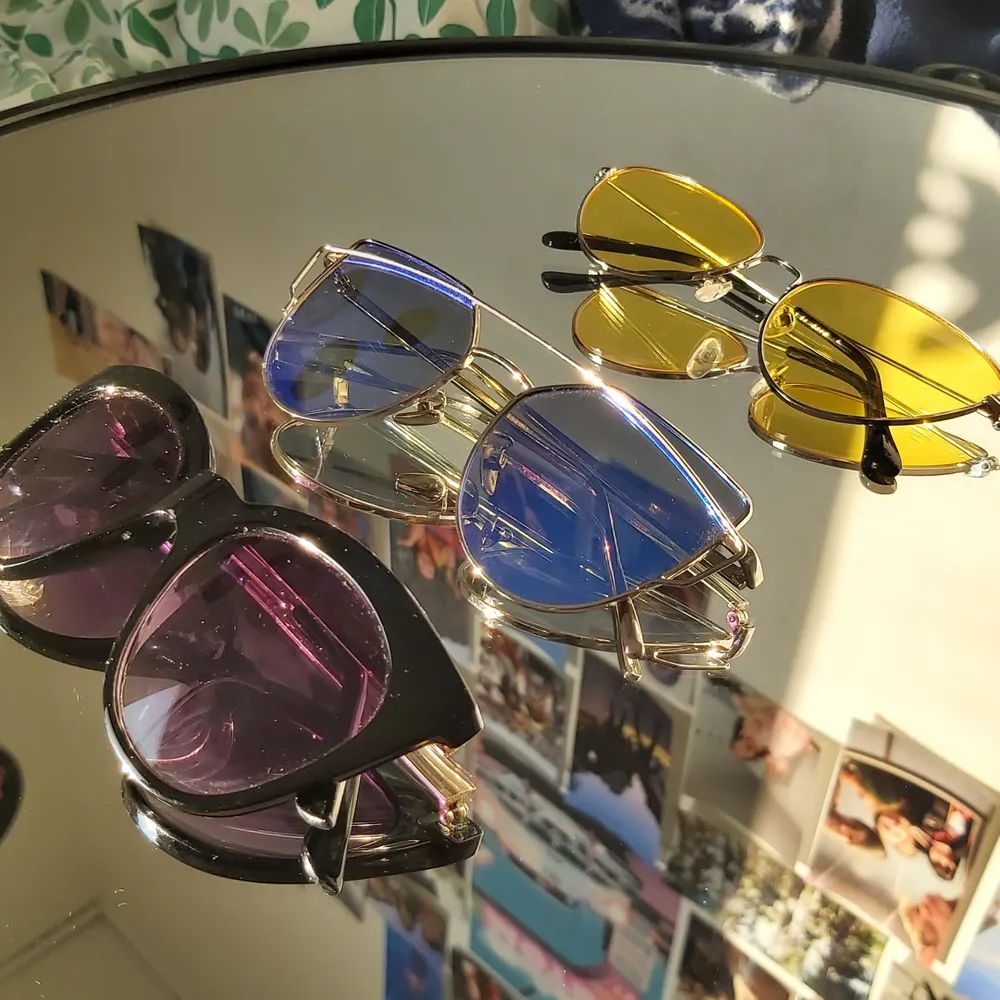 Säljer dessa tre solglasögon som är sparsamt använda. OBS! De gula och blå är sålda.Kan mötas upp i Lund annars står köparen för frakten:). Accessoarer.
