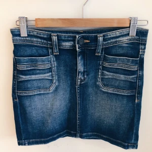 Jeanskjol - Minikjol i det mjukaste jeanstyg du kan tänka dig! I felfritt skick och perfekt till barbent i sommar eller med tunna strumpbyxor under våren och hösten. 
