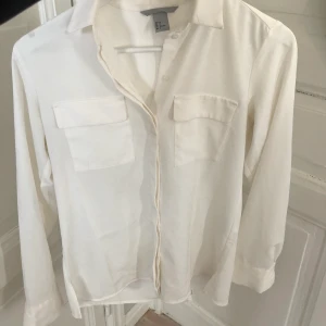 Vit skjortblus  - Vit skjortblus från hm. Stl Xs. Köparen står för frakten 💕