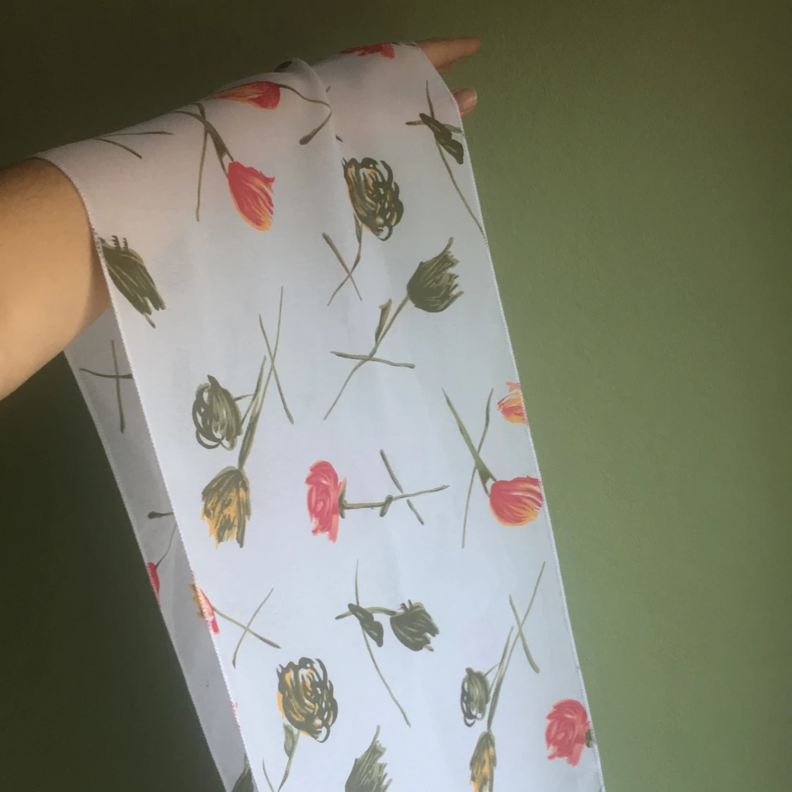 Fin vit och blommig scarf  - 91