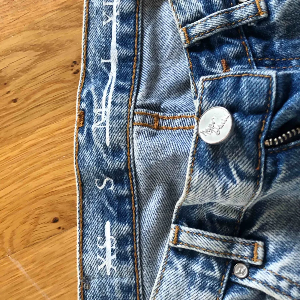 Jättesnygga jeans från bikbok med stora hål på knäna, perfekta nu till sommaren💙 köparen står för frakten . Jeans & Byxor.