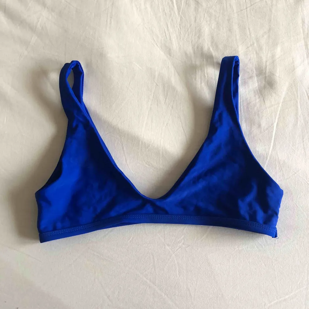 Mörkblå bikiniöverdel från Zaful i storlek M. Aldrig använd.   Köparen står för frakt på 42 kr.. Övrigt.