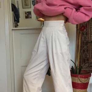  Manchester byxor Vita - Ett par snygga byxor som är väldigt retro och gammal! Köpt på secondnand! Fint skick! Använder inte för att det inte är min stil längre!