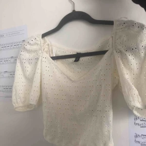 tröja - Aldrig använd! säljer för att den inte använder den :(. sån här tröja har emmy holmgren