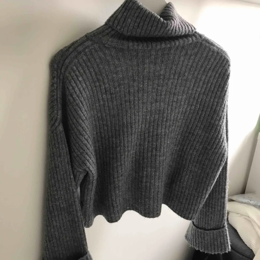 Mysig grå stickad tröja från Gina Tricot! 70kr + frakt. Tröjor & Koftor.