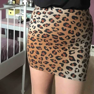 Leopardmönstrad kjol  - Oanvänd leopardmönstrad kjol från monki. Är en strl för liten för mig så sitter väldigt tajt på bilden. Jag är 164 cm lång. I bomull med lite stretch.   Betala med swish! Frakten är 35 kr. Samfraktar om du köper fler kläder av mig.
