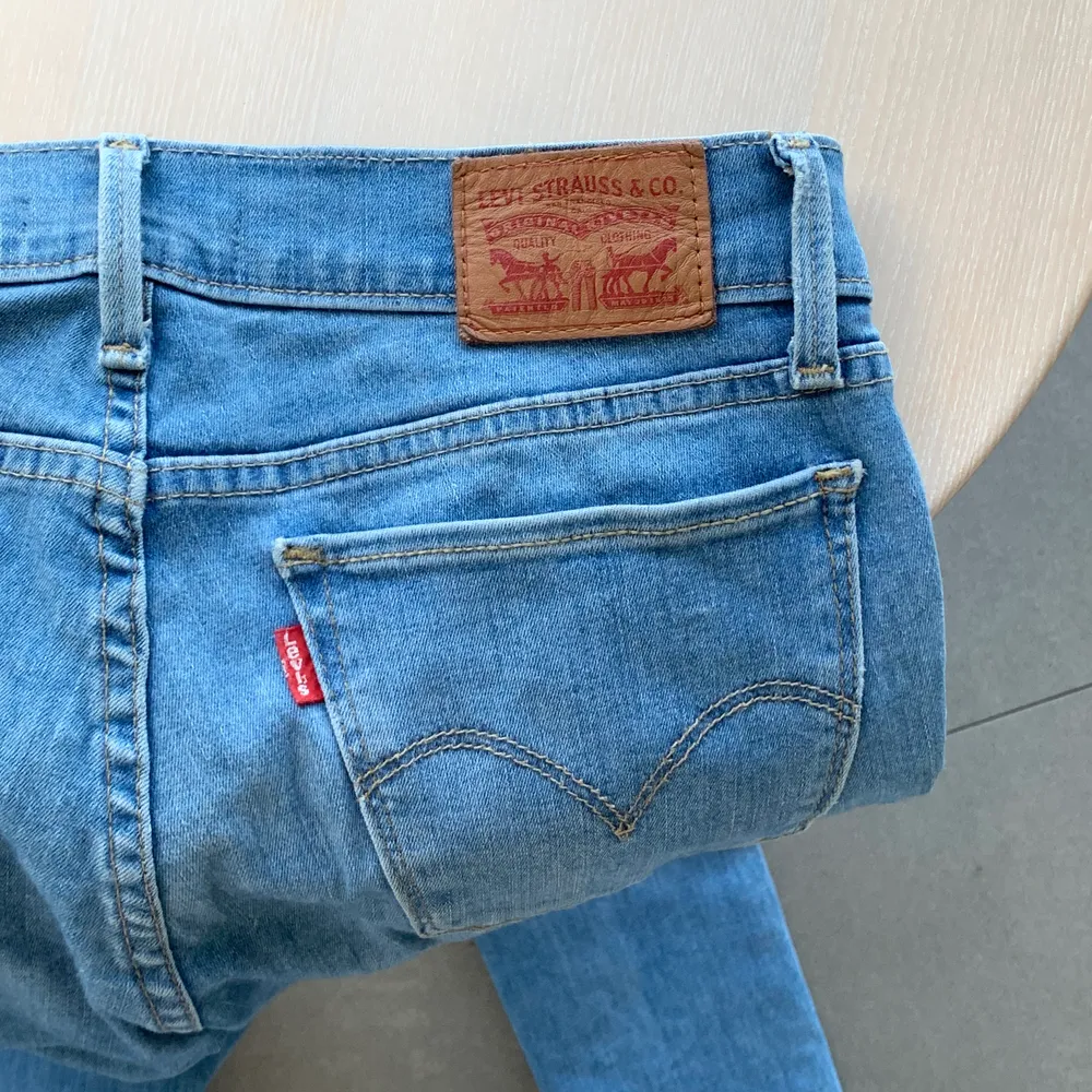 Fint skick, sparsamt använda! Säljer för att de blivit för små och använder inte alls. modell 710! ❤️ 50 kr tillkommer med frakt! . Jeans & Byxor.