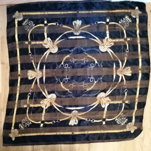 Sjal - Satin sjal i mycket bra skick! Kan användas som topp, hårband och på många andra sätt 💕