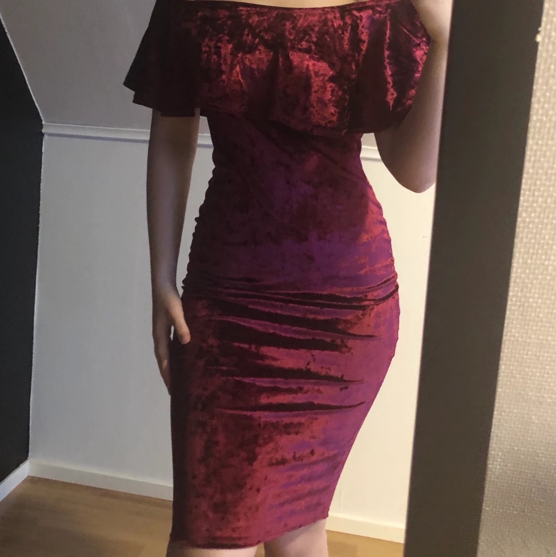 vinröd off shoulder klänning storlek S - 90