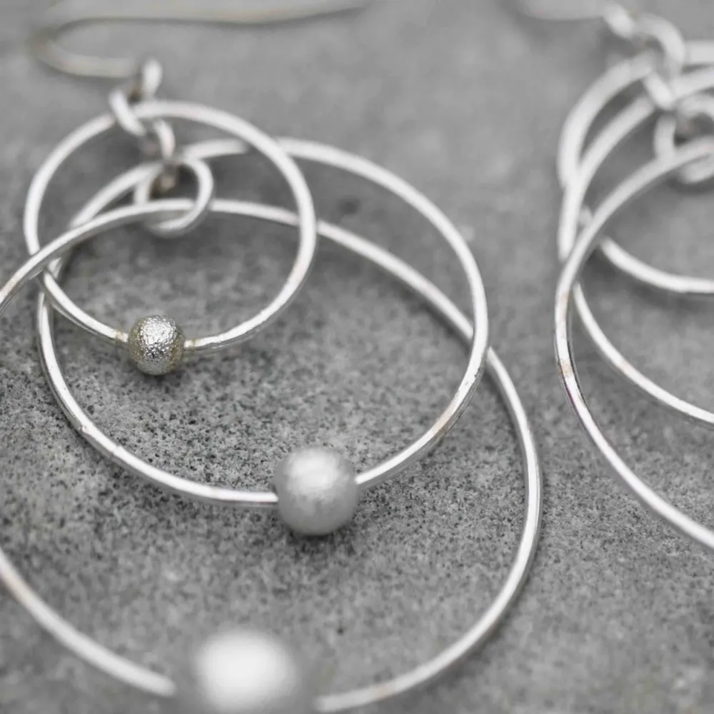 🤍🪐Super fina silvriga örhängen! 🪐🤍  Frakt på 11kr tillkommer- passa på att köpa fler ❕❕❕  #earings #örhängen #secondhand #smycken #silver #humans #planeter  . Accessoarer.