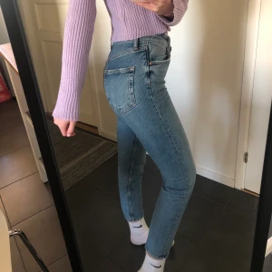 Jeans  - Säljer dessa snygga jeans i strl 34 och passar mig som vanligtvis har strl 34-36! Betalning sker via swish💜💓💘☁️