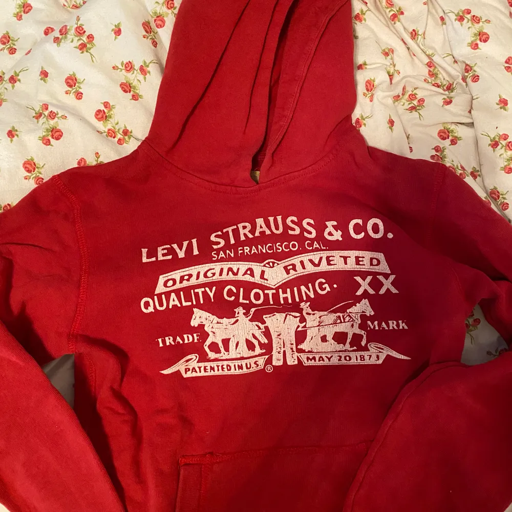 Super skön o härlig röd levis hoodie, köpt på kidsbrandstore, fattar inte riktift storleken men den är rätt liten så skulle gissa på en 152-158. . Hoodies.