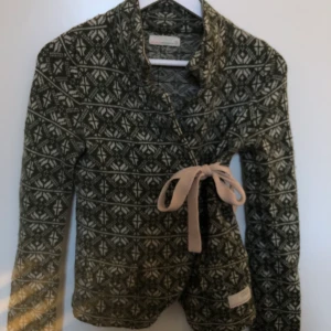 Odd Molly kofta - En jättefin grön odd molly kofta utan slitage, varsamt använd men kommer tyvärr inte till användning här hemma hos mig. Pris kan diskuteras!