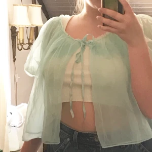 Ljusblå topp - Fin ljusblå topp i mesh. Frakt på 35kr tillkommer❤️