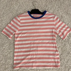 T-shirt- Only - Söt t-shirt, aldrig använd💓 Passar både XS och S! OBS! Står inte för postens slarv! ⛔️Köparen står för frakten 💓