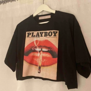  - Croppad t-shirt från missguided, endast använd 1 gång, så den är som ny! Köparen står för frakten💞