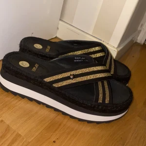 Replay sandaler  - Replay sandaler som bara används 1 gång, Säljs då de är i fel storlek. Ordpris är ungefär 800