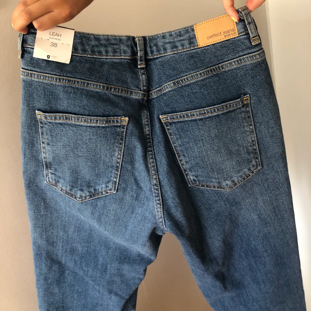 Ett par jeans från Gina Tricot, snygga med en slitning vid knät. Modellen heter Leah, är med i kollektionen ”Good projekts” en miljö, helt nya bara provade alla lappar kvar. Storlek 38 men sitter som 34/36, nypris 599kr.. Jeans & Byxor.