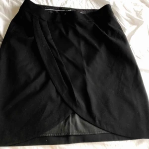  - Mindre i storlek, som en M! Fint skick från märket Stockholm. Köparen står för frakt <3 