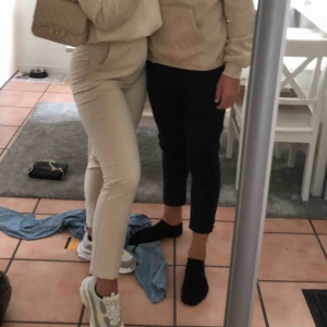  - Beige kostymbyxor från Gina tricot, kommer i bra skick. Köparen står för frakten 