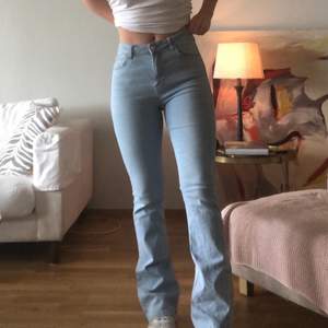 Säljer ett par bootcut jeans från Gina tricot i storlek M. Säljes då dem bara ligger i garderoben och inte får någon användning av! Jag är 163 cm. Köparen står för frakten 💙