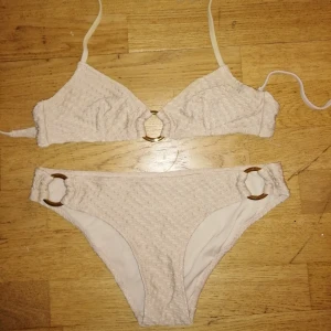 Beige Bikini - Använd bara 2 gånger. Pris för båda delarna🥰