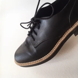 Finskor  - Fina svarta skor i fuskskinn. Bra sula med beige detalj. Skriv till mig vid intresse eller om du har några frågor☀️ Fraktkostnad tillkommer! 