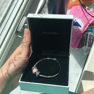 Ny och äkta Pandora! Den har tre pärlor med sig och är värd över 2000kr! En berlock är värd 360kr och det finns tre så bara dem är värda över 1000kr! Armbandet är värd 550kr minst! Fick den som present och den är superform och o helt nyskick!