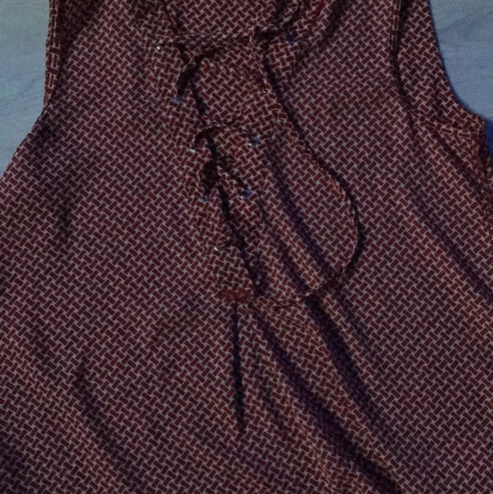 Säljer detta orange/röda linnet med snörning  från Gina. Köpare står för frakt, tar endast swish🚚🛍 (köptes för 199kr) . Blusar.