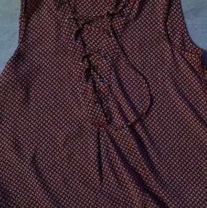 Säljer detta orange/röda linnet med snörning  från Gina. Köpare står för frakt, tar endast swish🚚🛍 (köptes för 199kr) 
