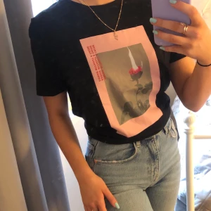 T-shirt från nakd  - T-shirt med coolt tryck på från Na-kd i storlek xs. Slutsålt på hemsidan. Den är som ny!💕💕