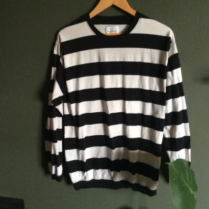 Striped black/white shirt - Väl använd men bra kvalite! Ärmarna och bottom av tröjan har resår så de sitter tajtare där