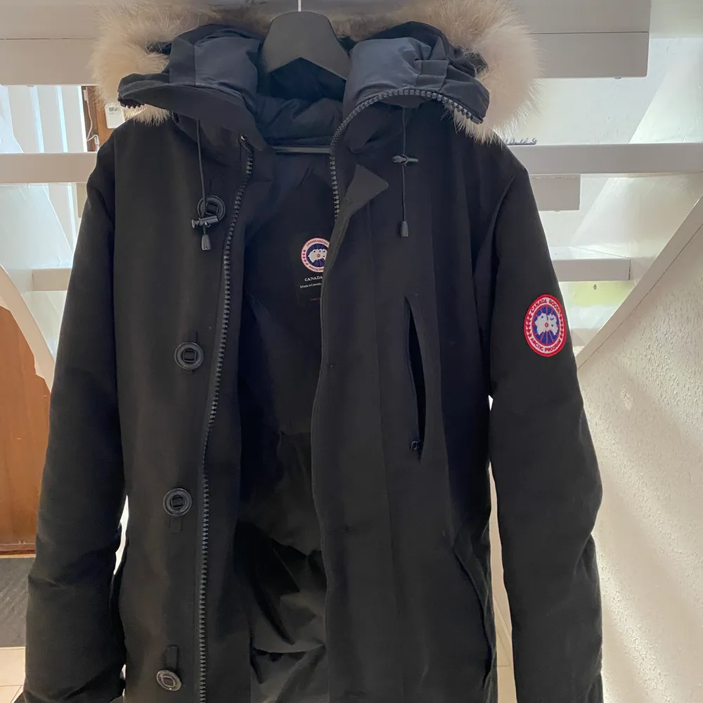 Säljer min canada goose vinterjacka. Inga slitningar eller någonting. Finns ett pyttelitet hål i högerfickan men annars är den som ny. . Jackor.