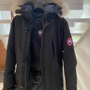 Säljer min canada goose vinterjacka. Inga slitningar eller någonting. Finns ett pyttelitet hål i högerfickan men annars är den som ny. 