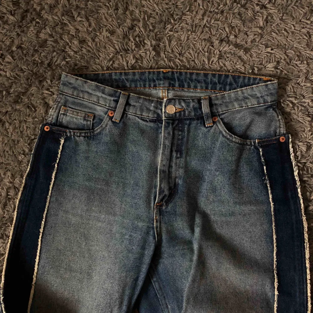 As snygga mom jeans från Monki! Tyvärr är de försmå därav varför jag säljer dem. Priset är inklusive frakt (79 kr). Tar endast swish!. Jeans & Byxor.