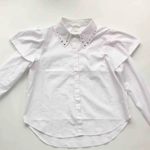  - Skjortblus från H&M med nitar längst med kragen.  Använd 1 gång. 