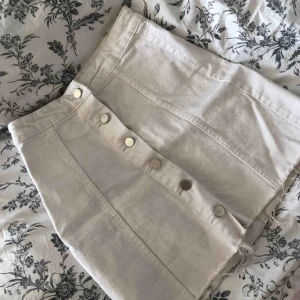  - Säljer denna vita kjol med knappar på framsidan, jättefint skick! Köparen står för frakten