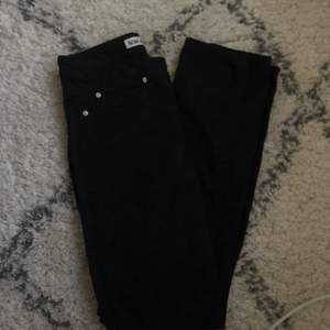 Acne jeans, svarta straight leg. XS Köpte för lite över ett år sedan, aldrig använda då de är för små.  Köparen betalar frakt🤓